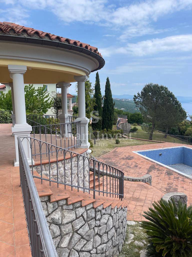 OPATIJA, vila z bazenom, panoramskim pogledom na morje in prostornim vrtom