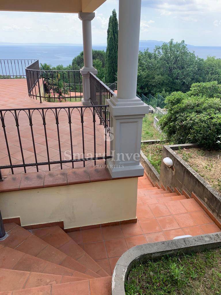 OPATIJA, vila z bazenom, panoramskim pogledom na morje in prostornim vrtom