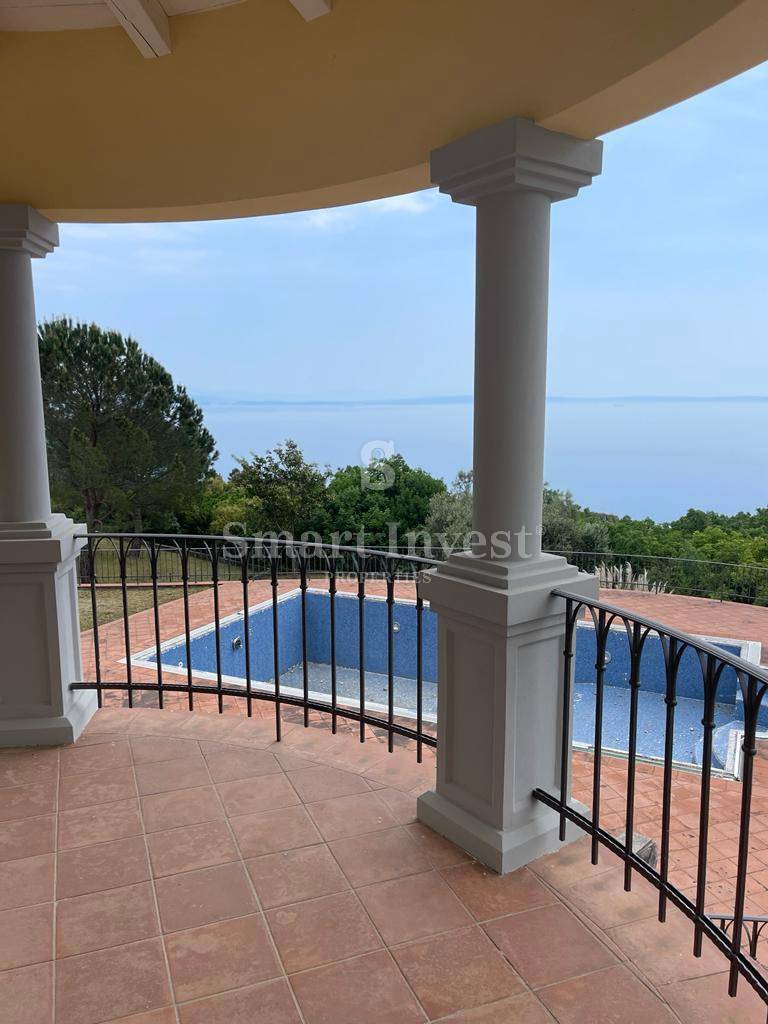 OPATIJA, vila z bazenom, panoramskim pogledom na morje in prostornim vrtom