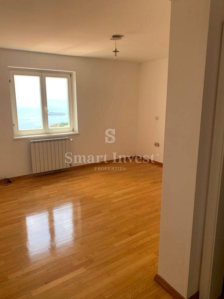 OPATIJA, vila z bazenom, panoramskim pogledom na morje in prostornim vrtom