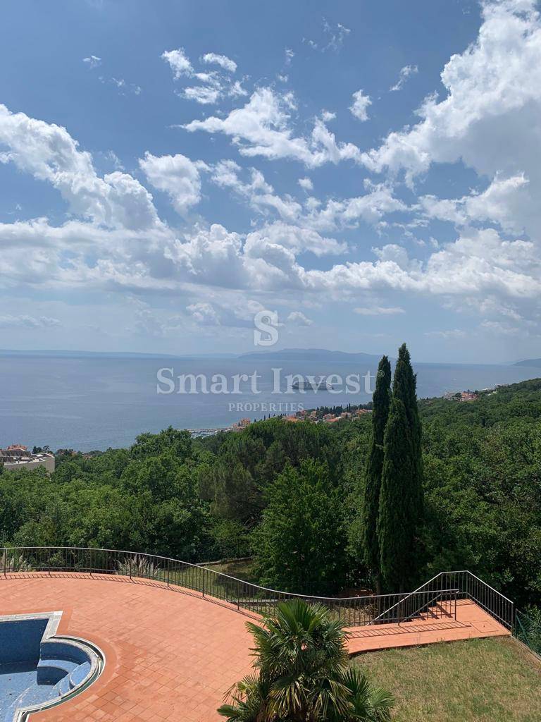 OPATIJA, vila z bazenom, panoramskim pogledom na morje in prostornim vrtom