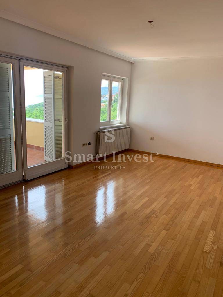 OPATIJA, vila z bazenom, panoramskim pogledom na morje in prostornim vrtom