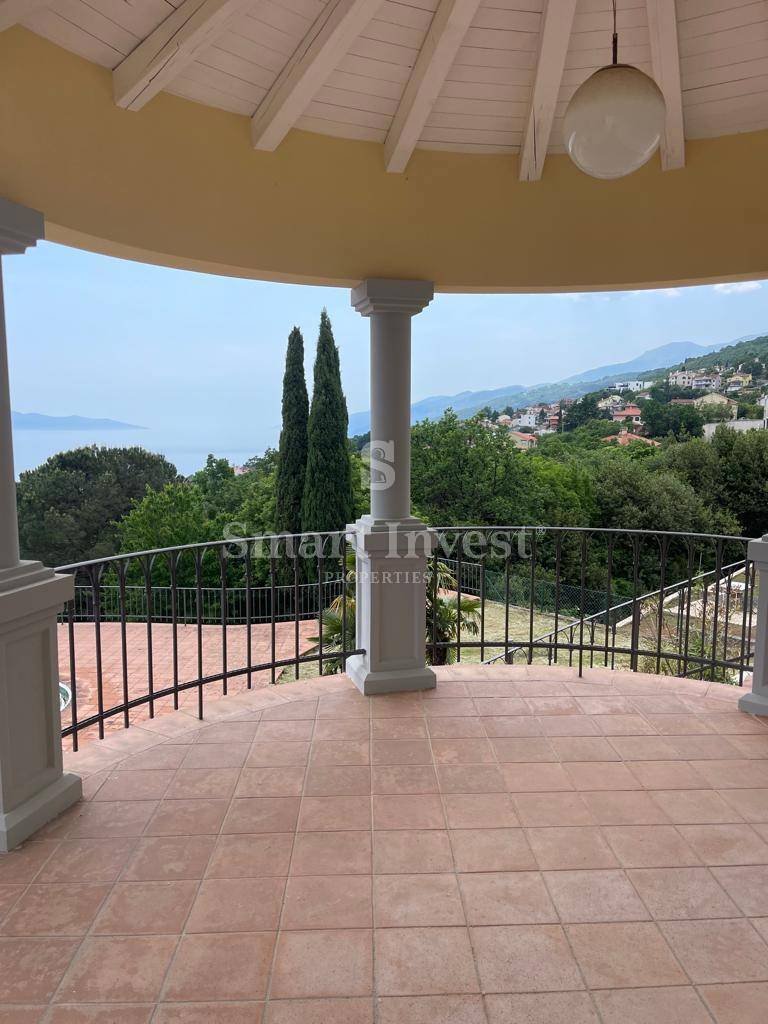 OPATIJA, vila z bazenom, panoramskim pogledom na morje in prostornim vrtom