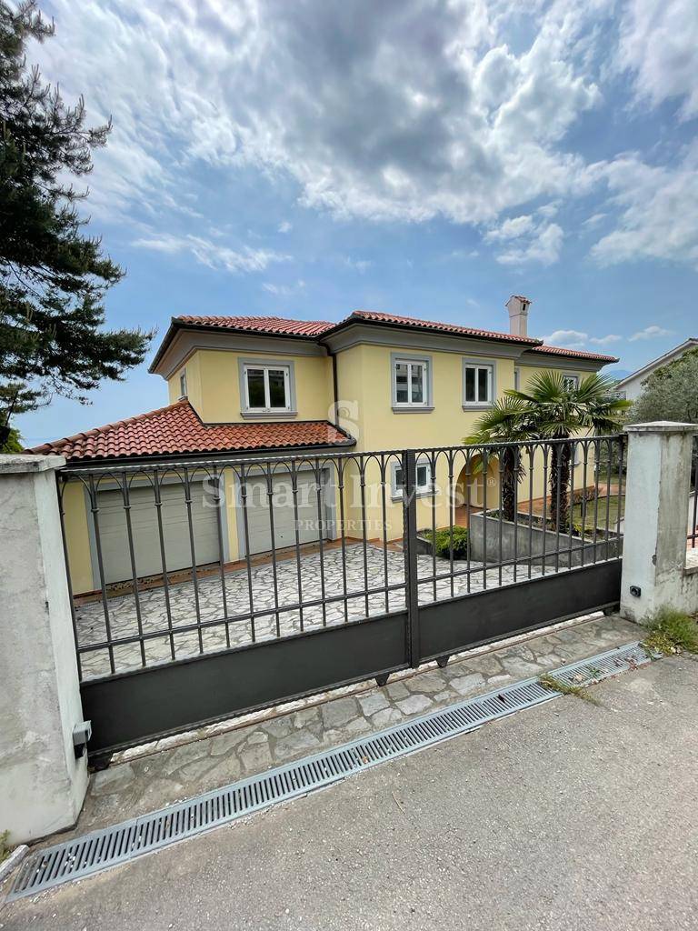 OPATIJA, vila z bazenom, panoramskim pogledom na morje in prostornim vrtom