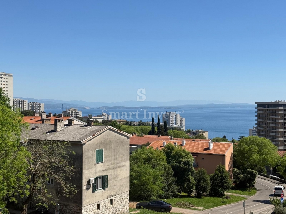 RIJEKA, Vrhunsko 4-sobno stanovanje s pogledom na morje in garažo, prodamo