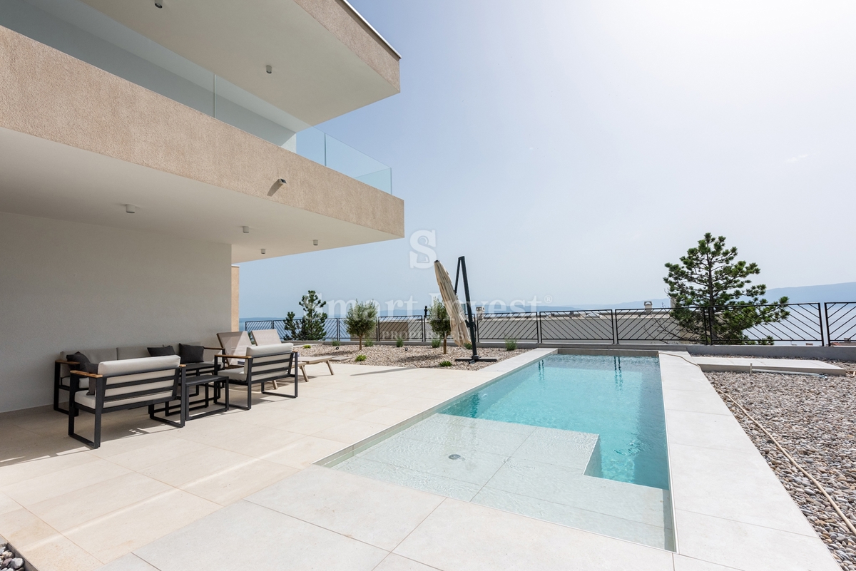 KOSTRENA, polsamostojna vila z bazenom in pogledom na morje