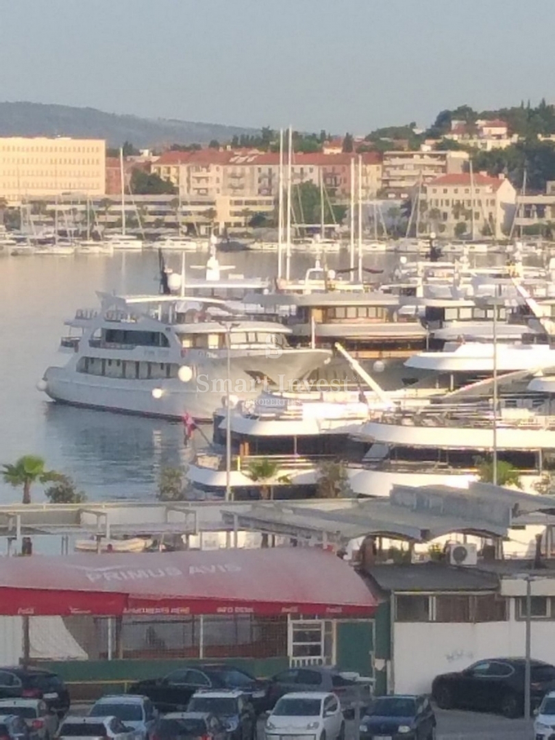 SPLIT, 3-sobno stanovanje s pogledom na morje na izjemni lokaciji