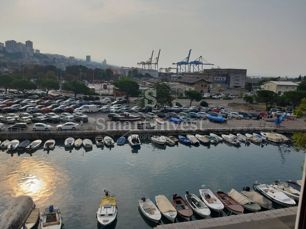 RIJEKA - CENTER, prostorno stanovanje s pogledom na morje