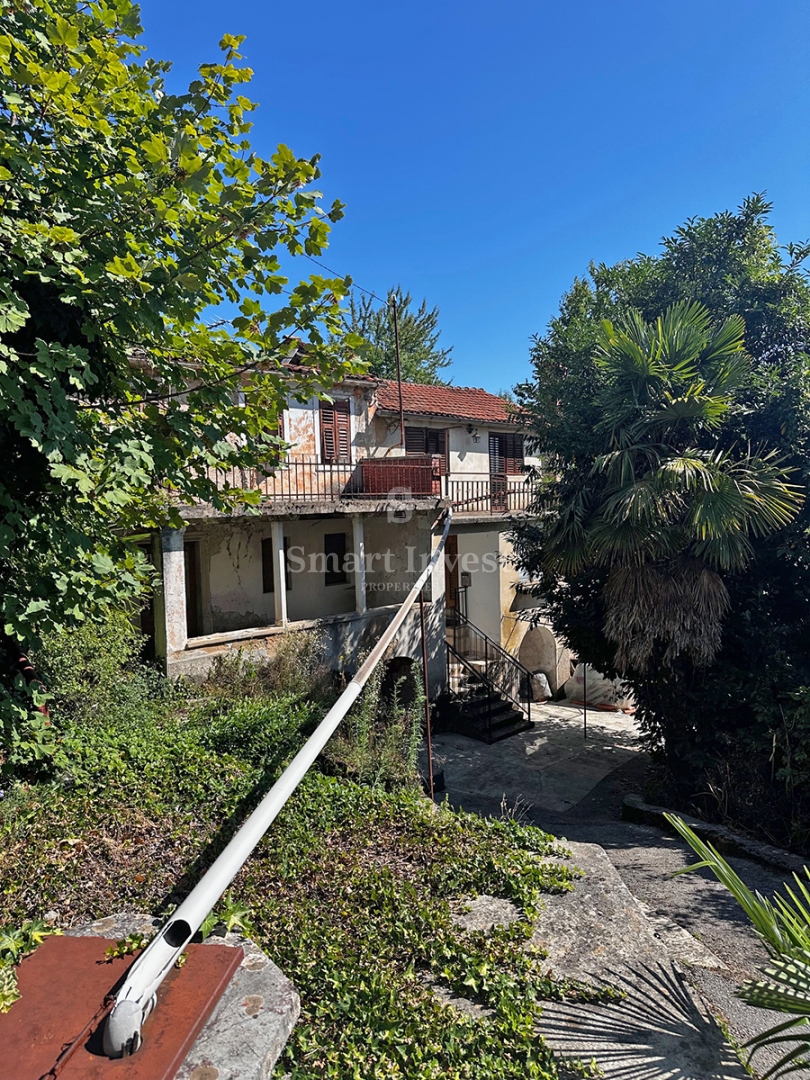 MATULJI - RUKAVAC, stara polpritlična hiša na mirni lokaciji!