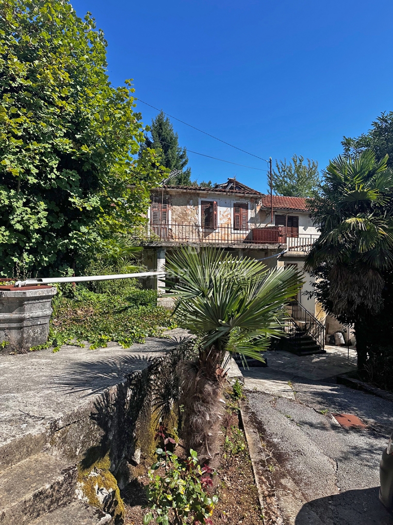 MATULJI - RUKAVAC, stara polpritlična hiša na mirni lokaciji!