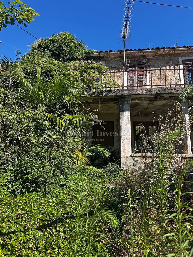 MATULJI - RUKAVAC, stara polpritlična hiša na mirni lokaciji!