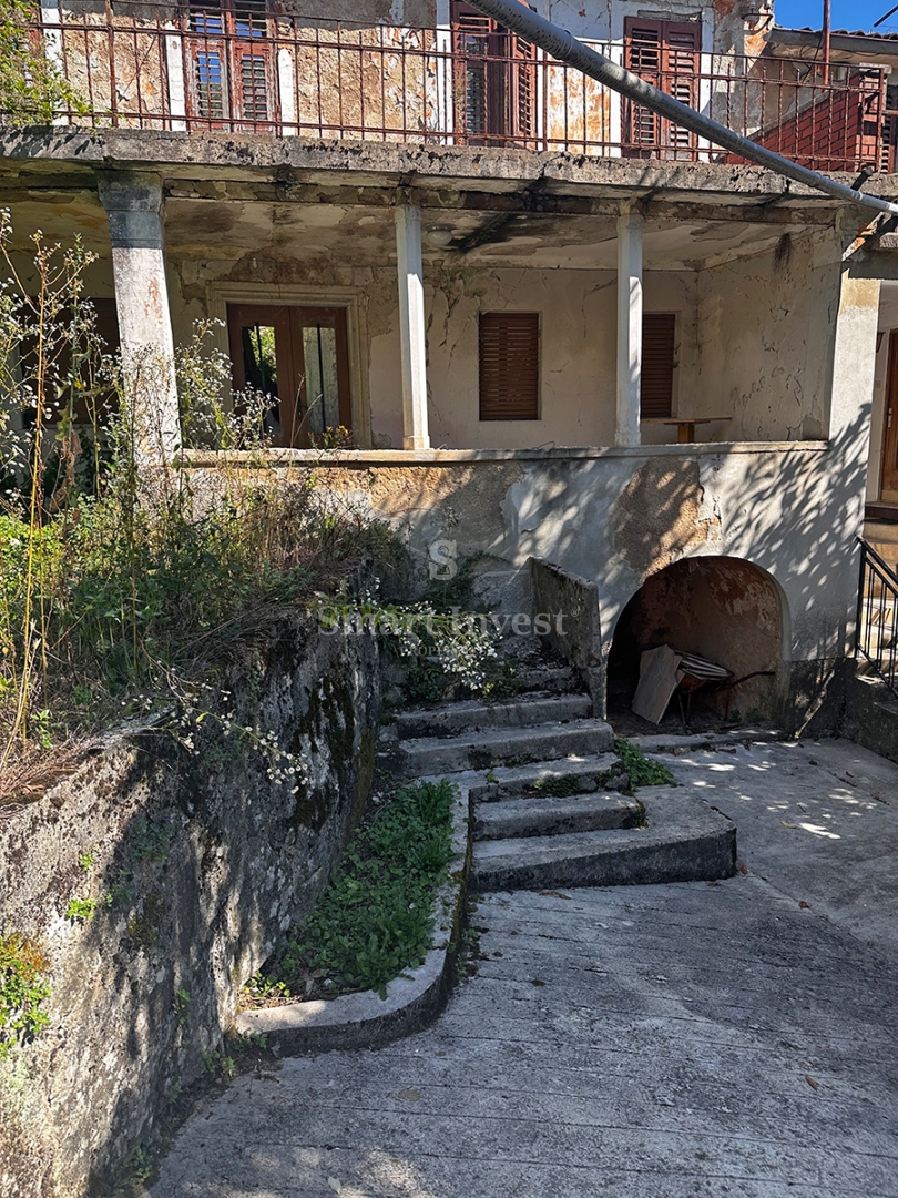 MATULJI - RUKAVAC, stara polpritlična hiša na mirni lokaciji!