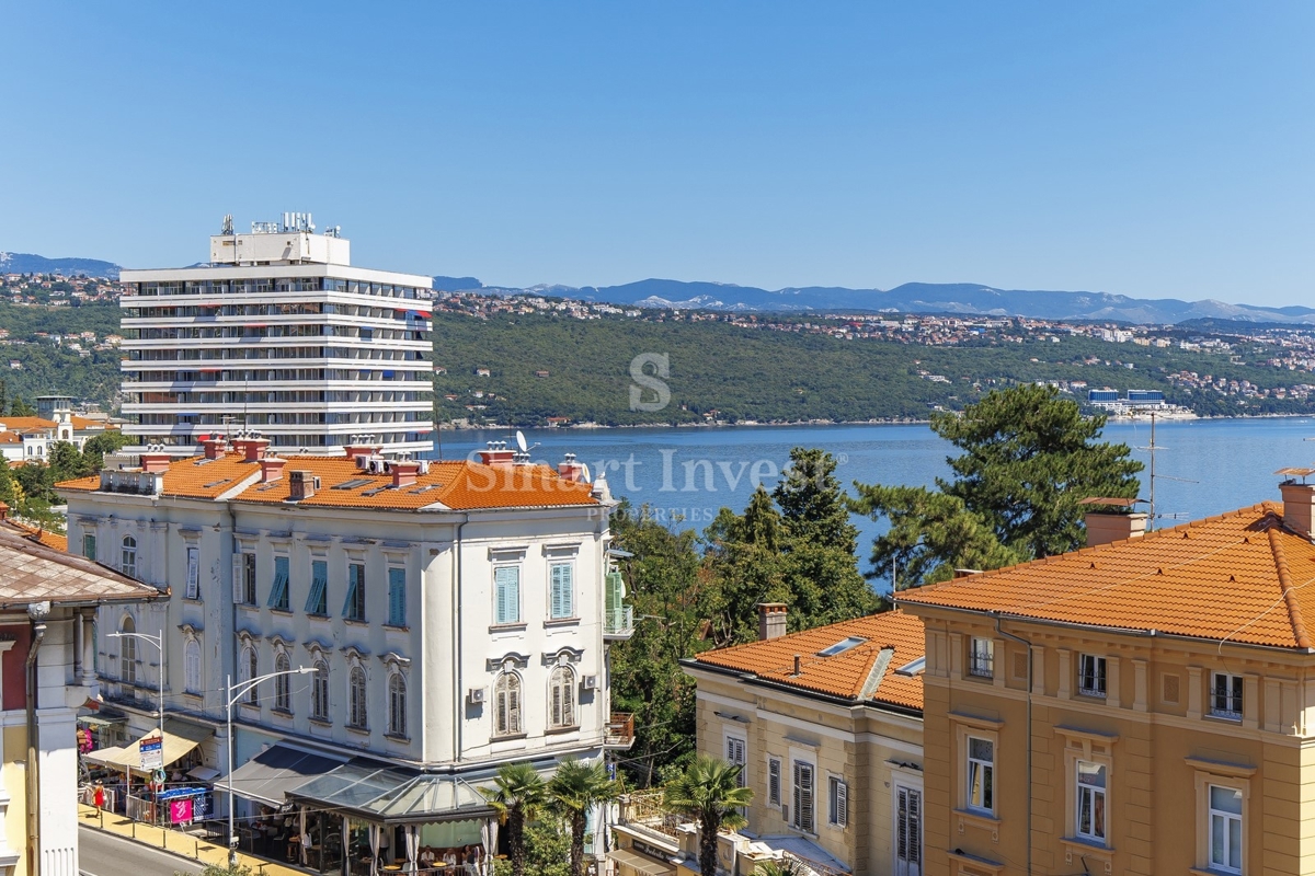 OPATIJA, luksuzni penthouse v stari vili s parkirnim mestom