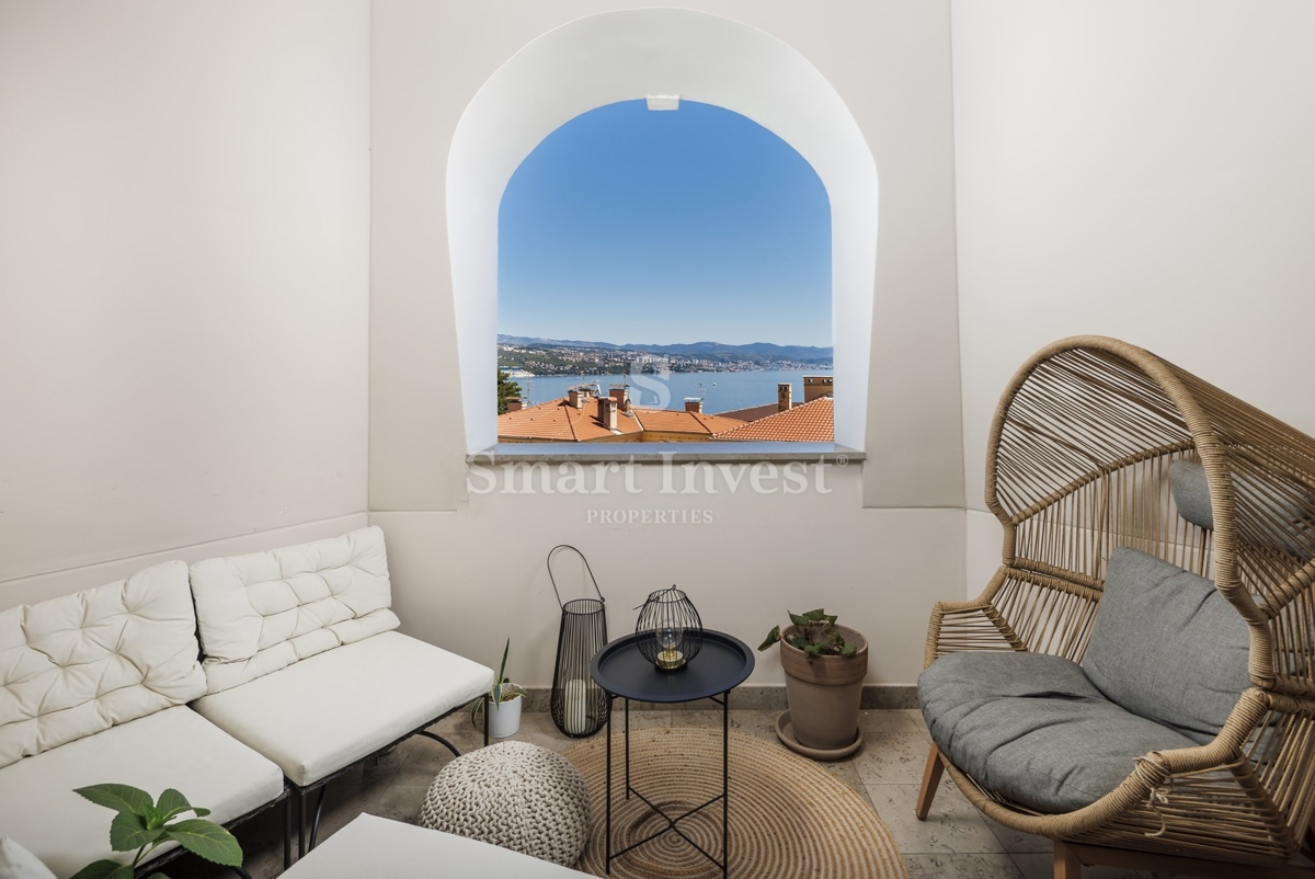 OPATIJA, luksuzni penthouse v stari vili s parkirnim mestom