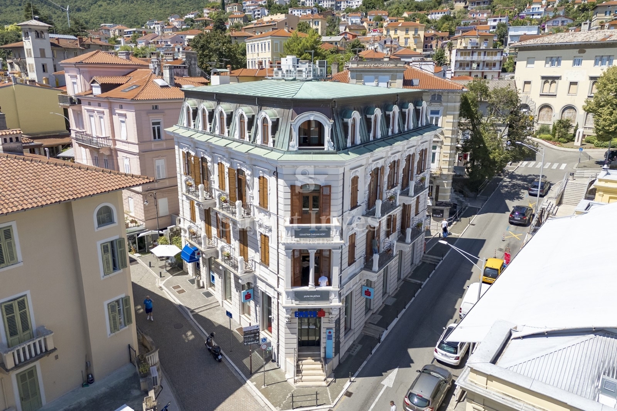 OPATIJA, luksuzni penthouse v stari vili s parkirnim mestom