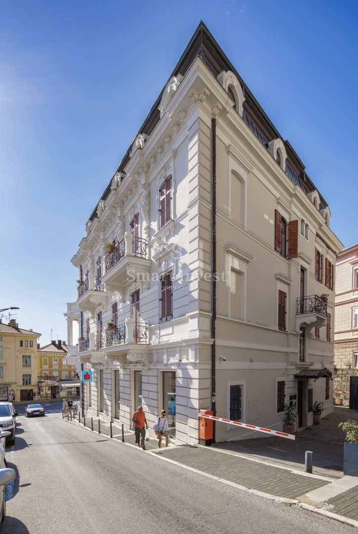 OPATIJA, luksuzni penthouse v stari vili s parkirnim mestom