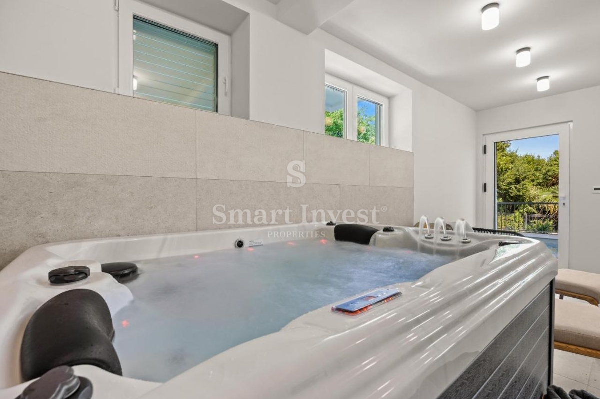 OPATIJA - OPRIĆ, luksuzna vila z bazenom v bližini morja