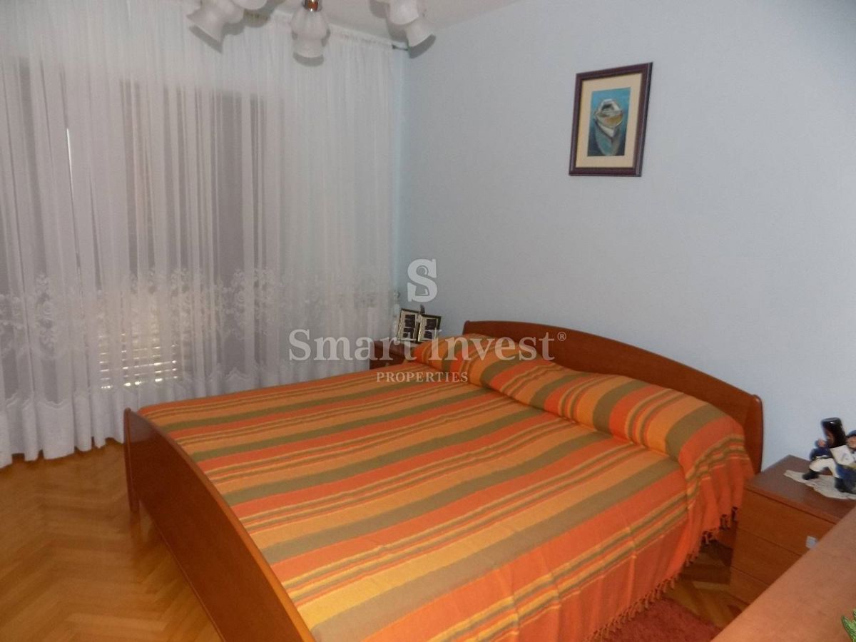 LOVRAN, Semi-detached house of 300 m2 near the sea
