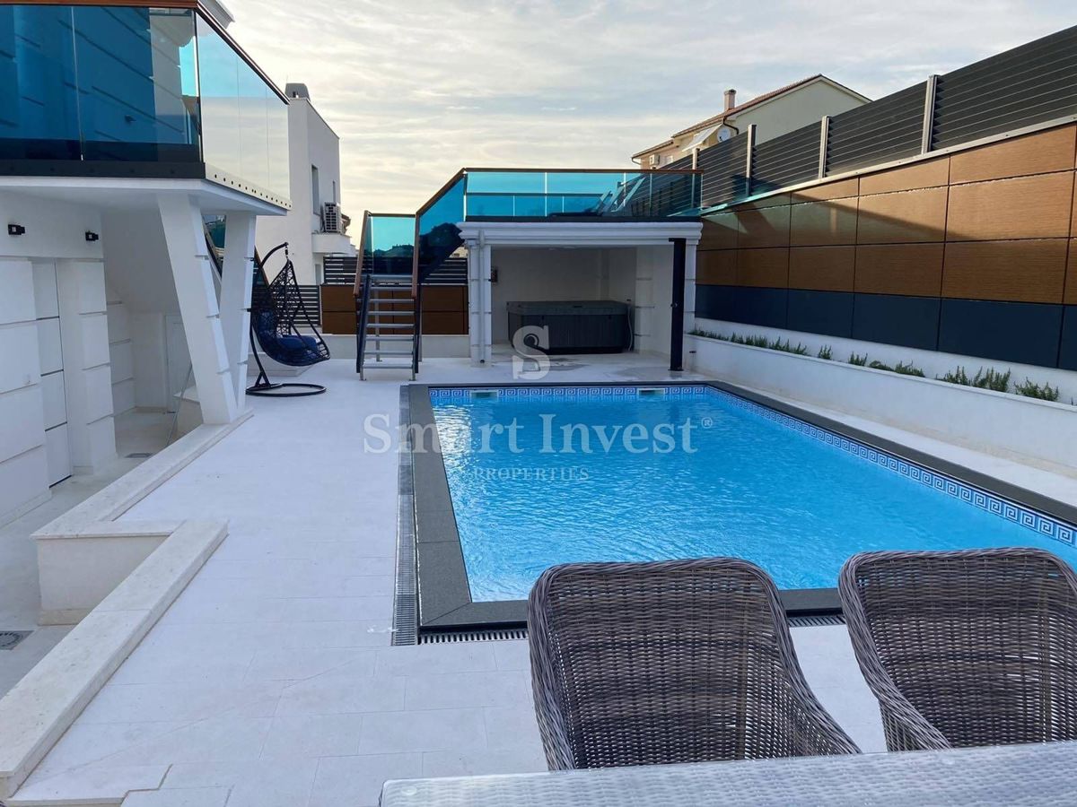 CRIKVENICA, Luxury 6-bedrooms house with pool, 500 m to the sea
