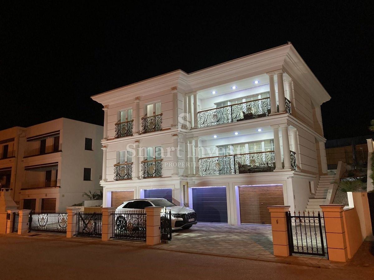 CRIKVENICA, Luxury 6-bedrooms house with pool, 500 m to the sea