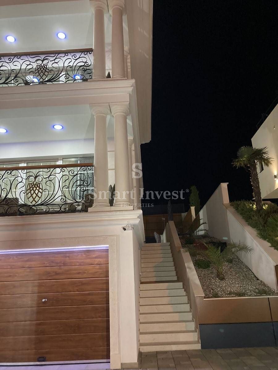 CRIKVENICA, Luxury 6-bedrooms house with pool, 500 m to the sea