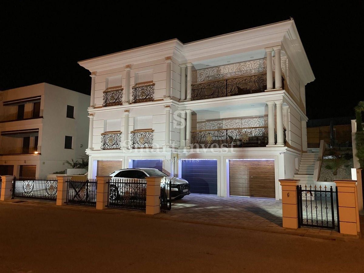CRIKVENICA, Luxury 6-bedrooms house with pool, 500 m to the sea