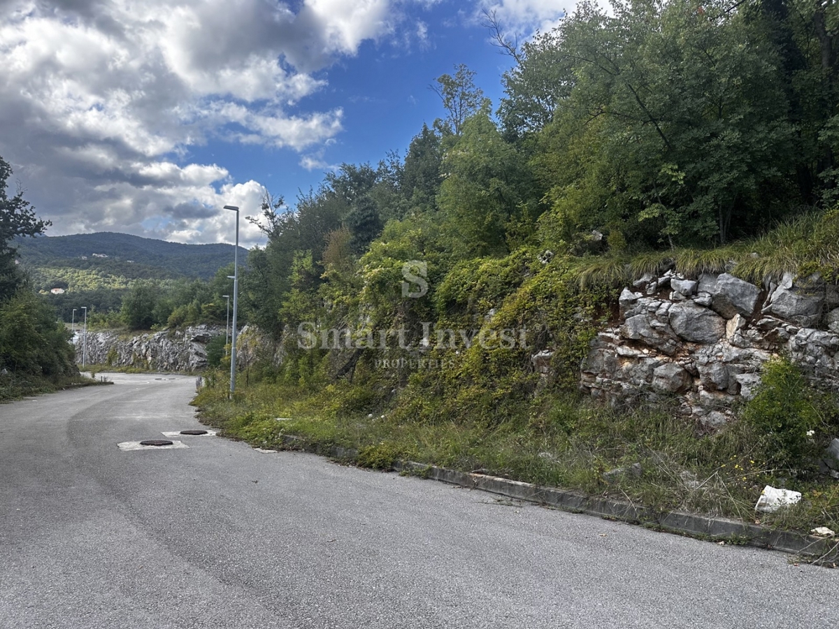MATULJI, zazidljivo zemljišče za poslovne namene!