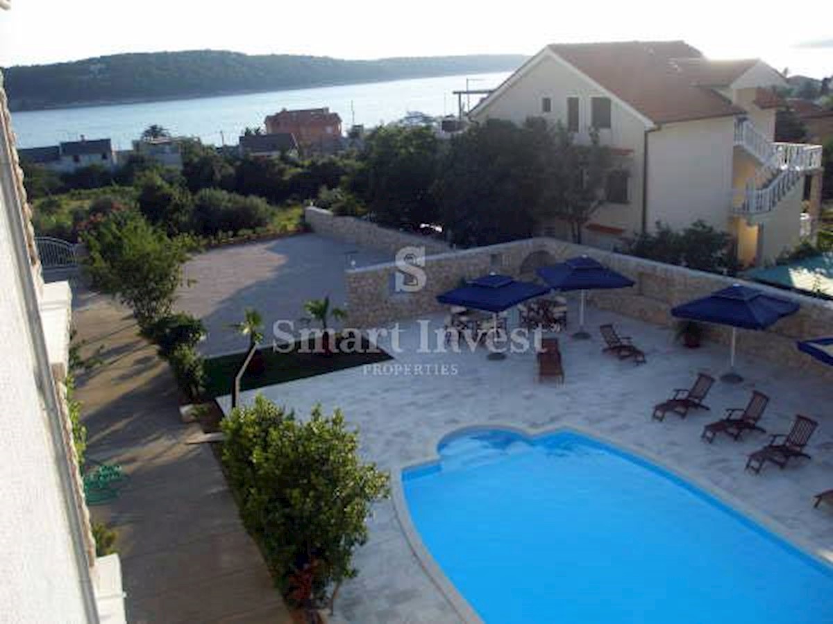 Otok RAB, Apartmajska hiša z bazenom in pogledom na morje