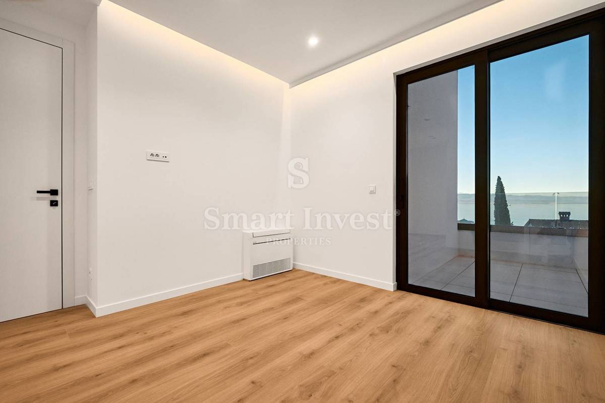 OPATIJA, Luxury apartment of 226 m2  in a new building with pool and garage