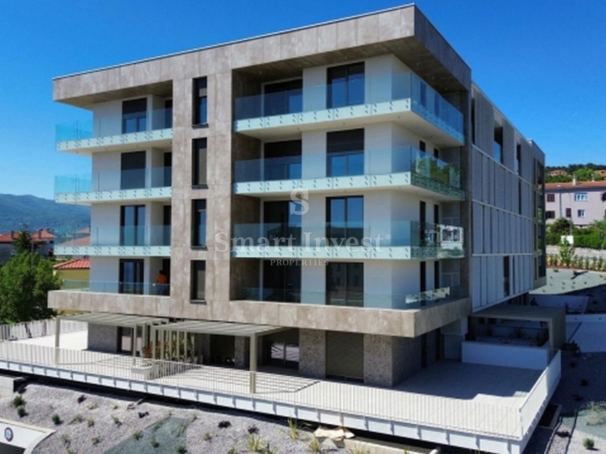 RIJEKA, Vrhunsko 4-sobno stanovanje s pogledom na morje in garažo, prodamo