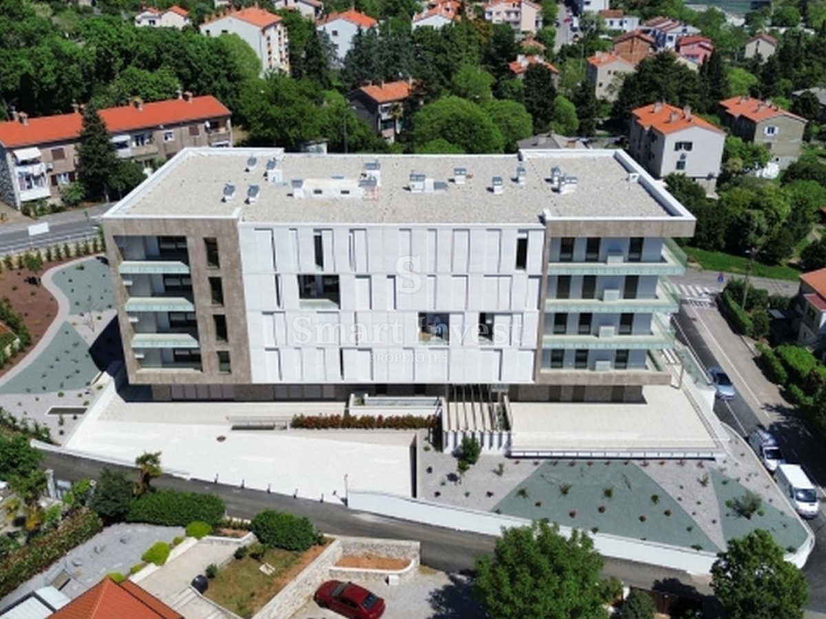 RIJEKA, Vrhunsko 4-sobno stanovanje s pogledom na morje in garažo, prodamo