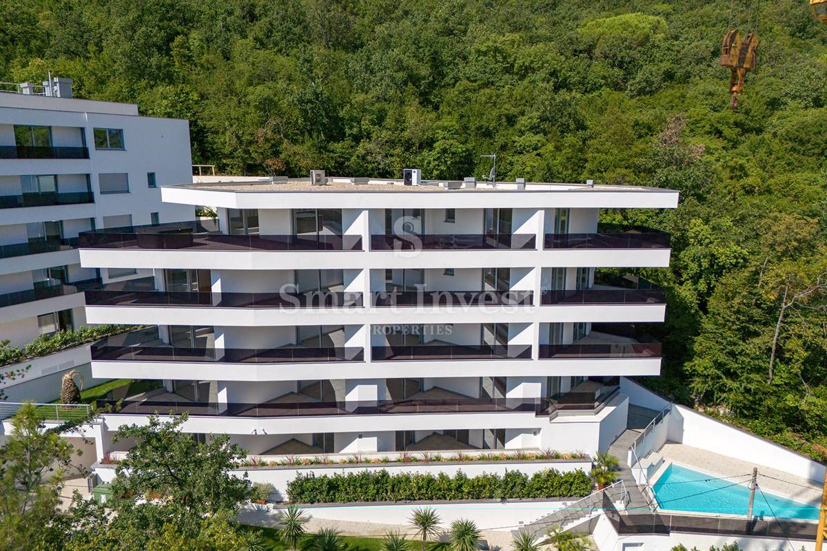 OPATIJA, stanovanje s pogledom na morje v kompleksu z bazenom