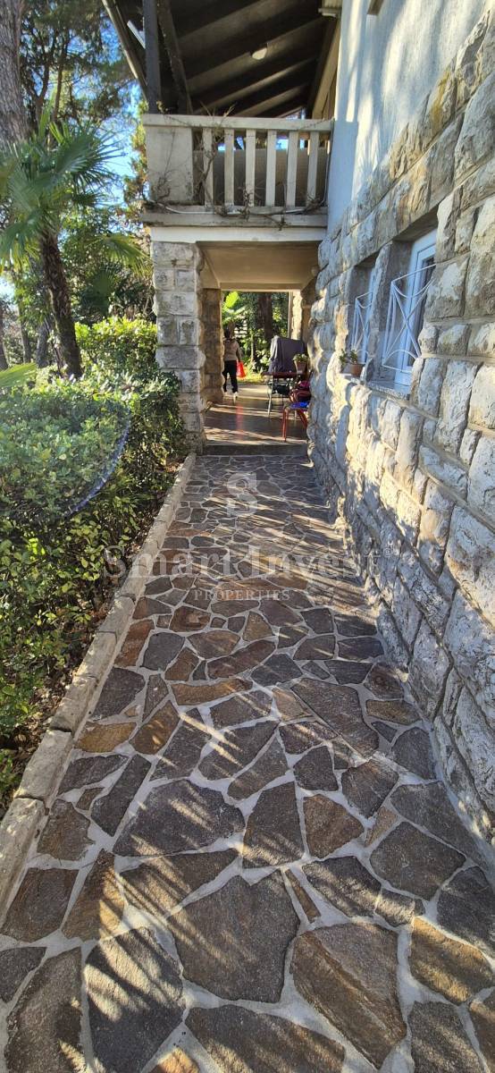OPATIJA, etaža vile s parkiriščem blizu morja