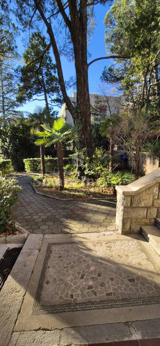 OPATIJA, etaža vile s parkiriščem blizu morja