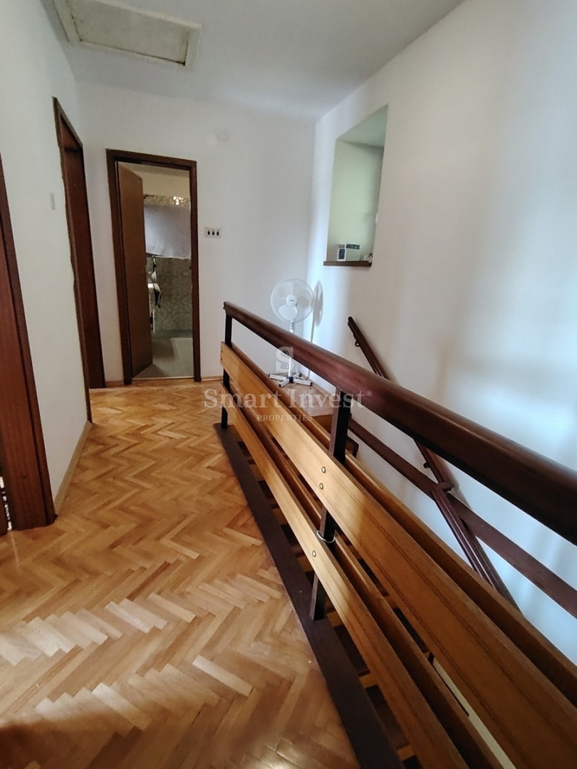 LOVRAN, hiša s prostorno parcelo 2437 m2