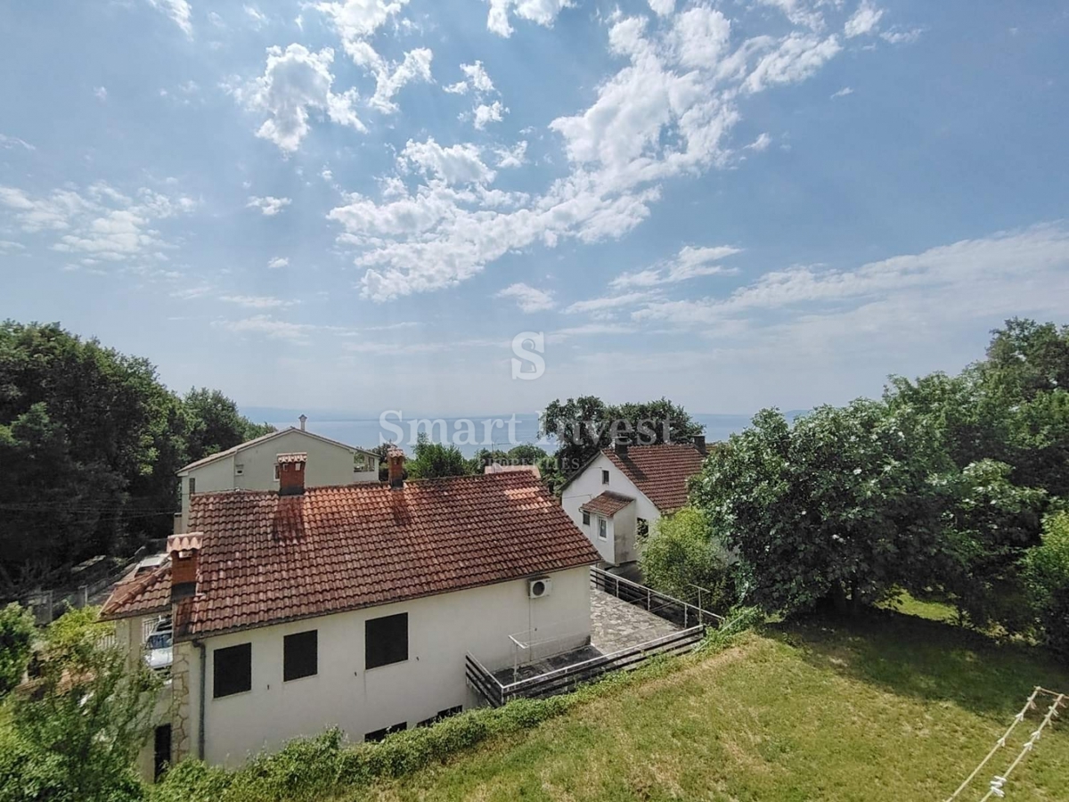 LOVRAN, hiša s prostorno parcelo 2437 m2
