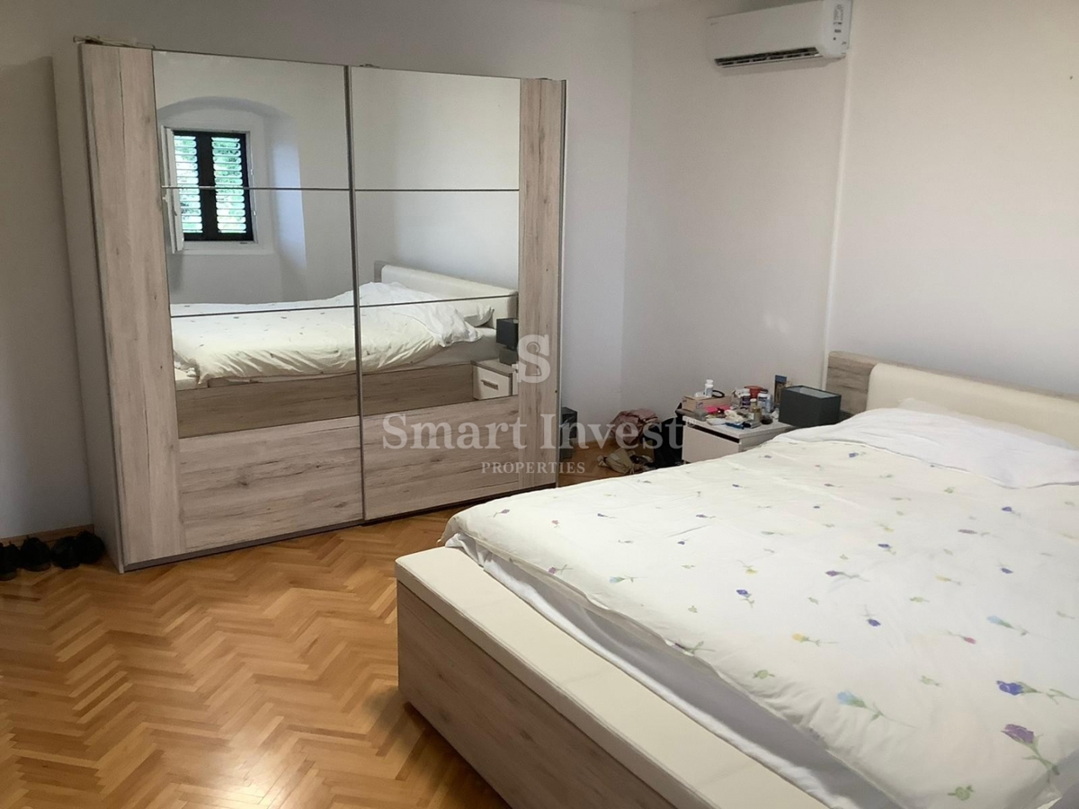 LOVRAN, hiša s prostorno parcelo 2437 m2