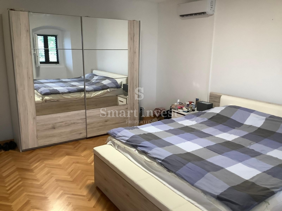 LOVRAN, hiša s prostorno parcelo 2437 m2