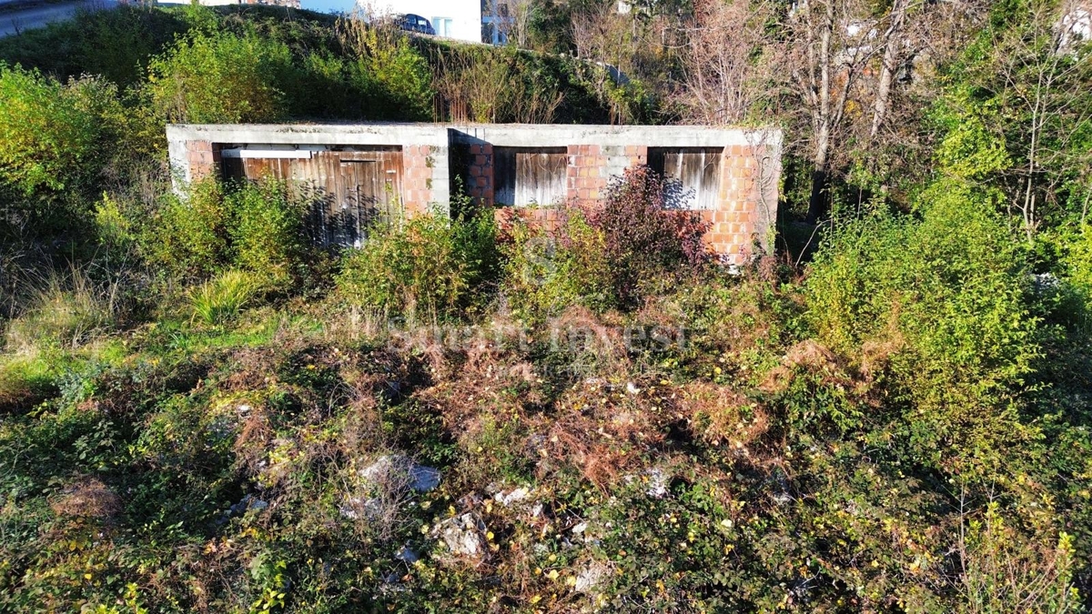 OPATIJA - POBRI, nedokončana hiša na parceli velikosti 1199 m2