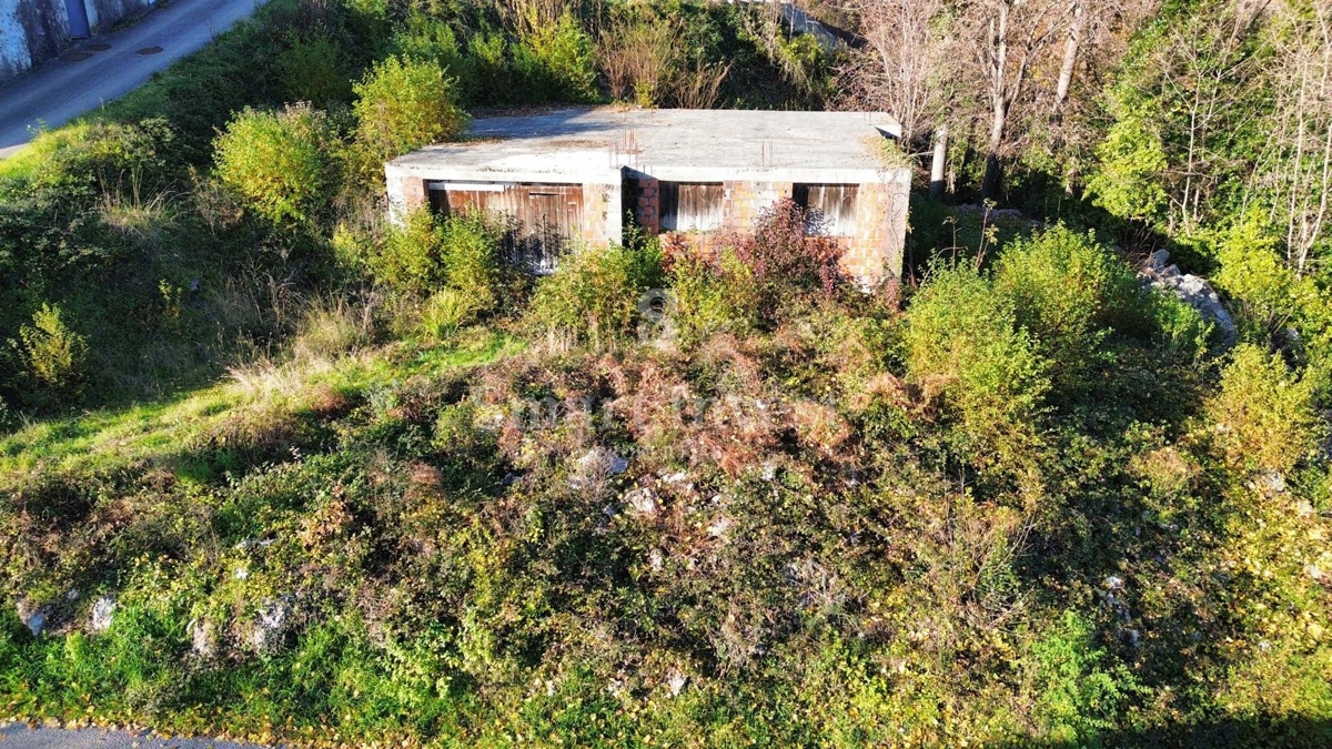 OPATIJA - POBRI, nedokončana hiša na parceli velikosti 1199 m2