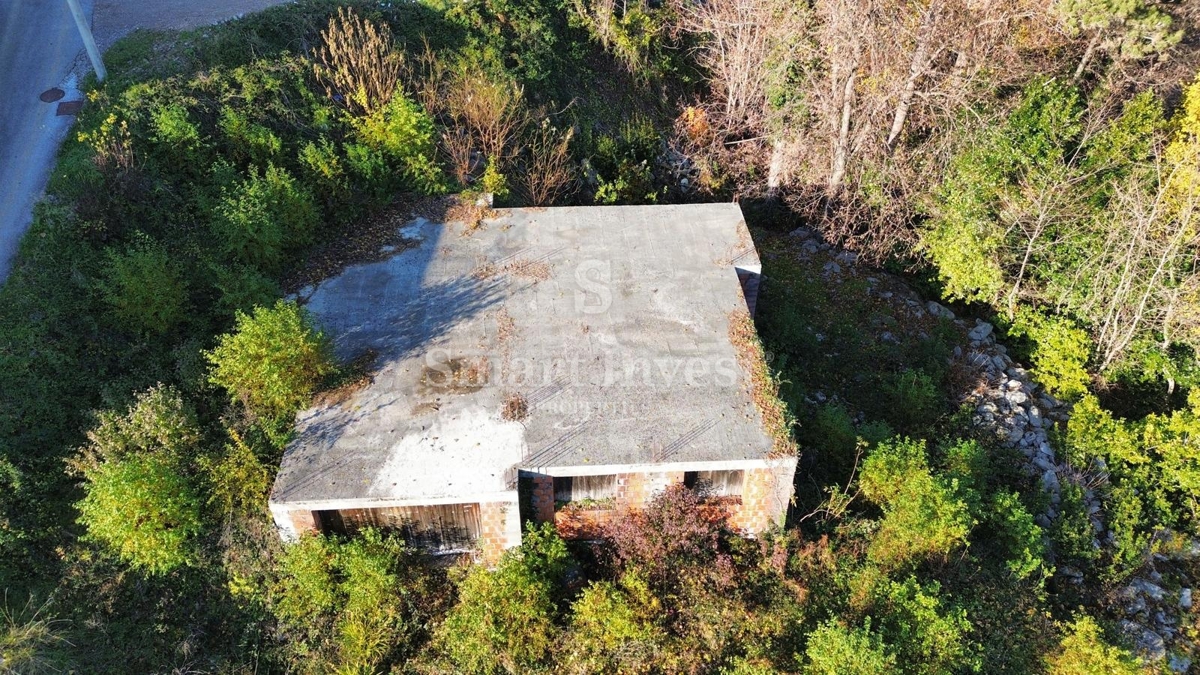 OPATIJA - POBRI, nedokončana hiša na parceli velikosti 1199 m2