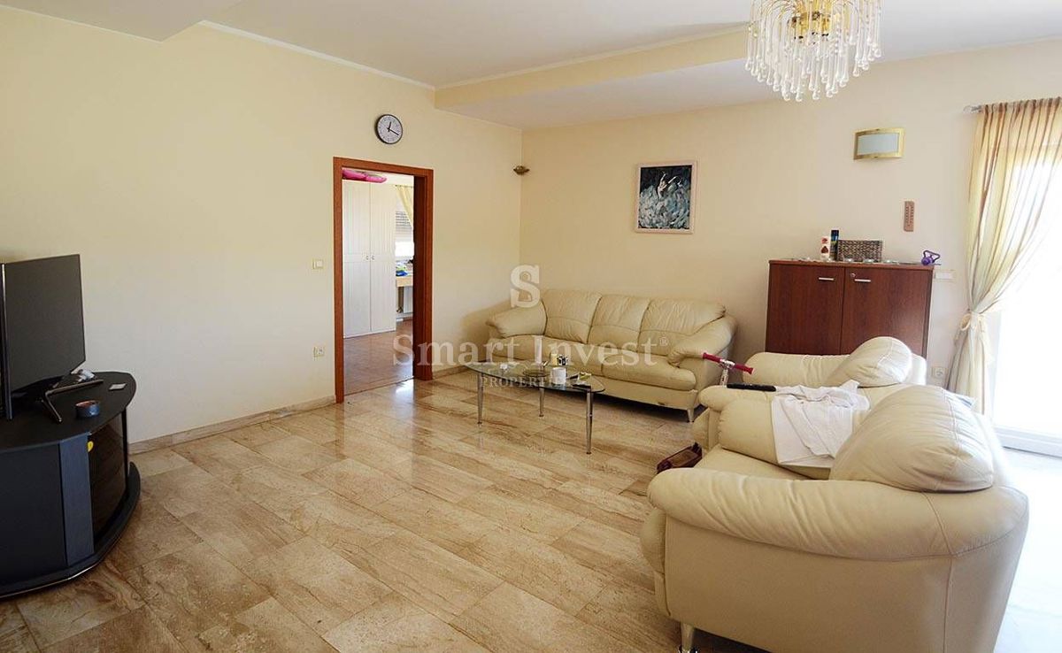 ISTRA - MEDULIN, Apartmajska hiša z bazenom in pogledom na morje - 400 m do morja!