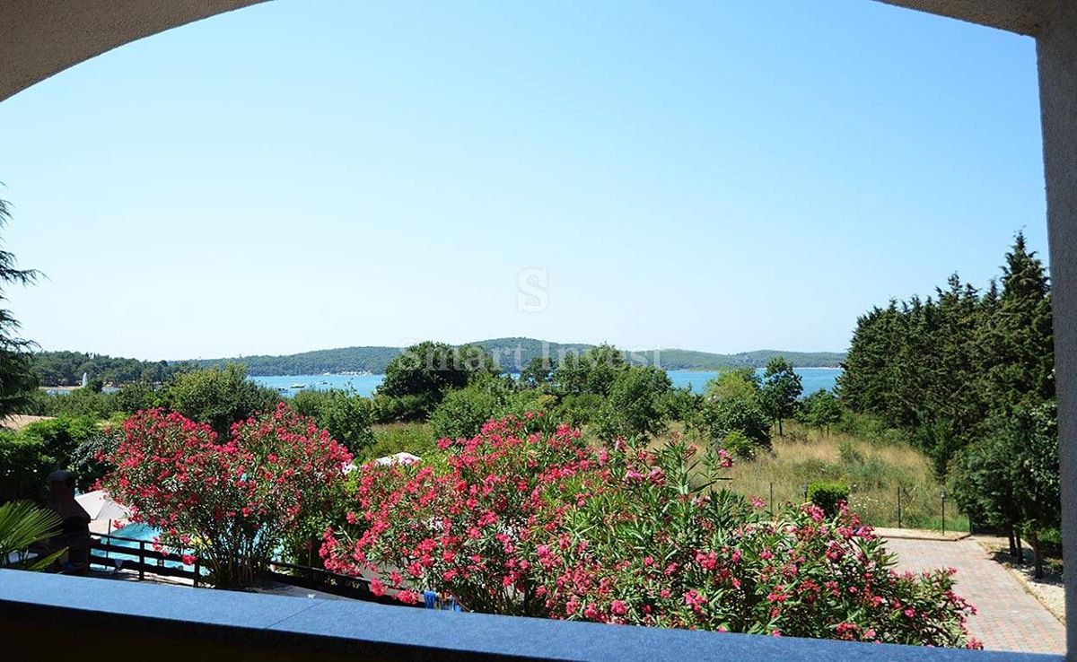 ISTRA - MEDULIN, Apartmajska hiša z bazenom in pogledom na morje - 400 m do morja!