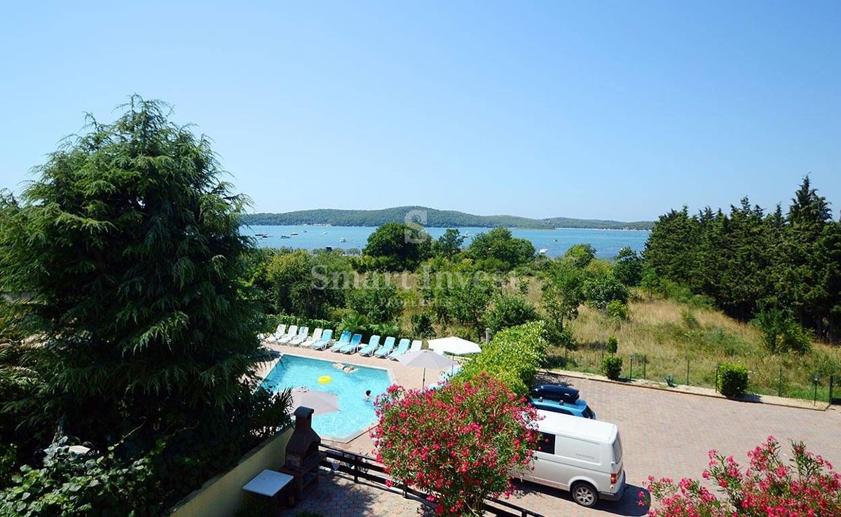 ISTRA - MEDULIN, Apartmajska hiša z bazenom in pogledom na morje - 400 m do morja!
