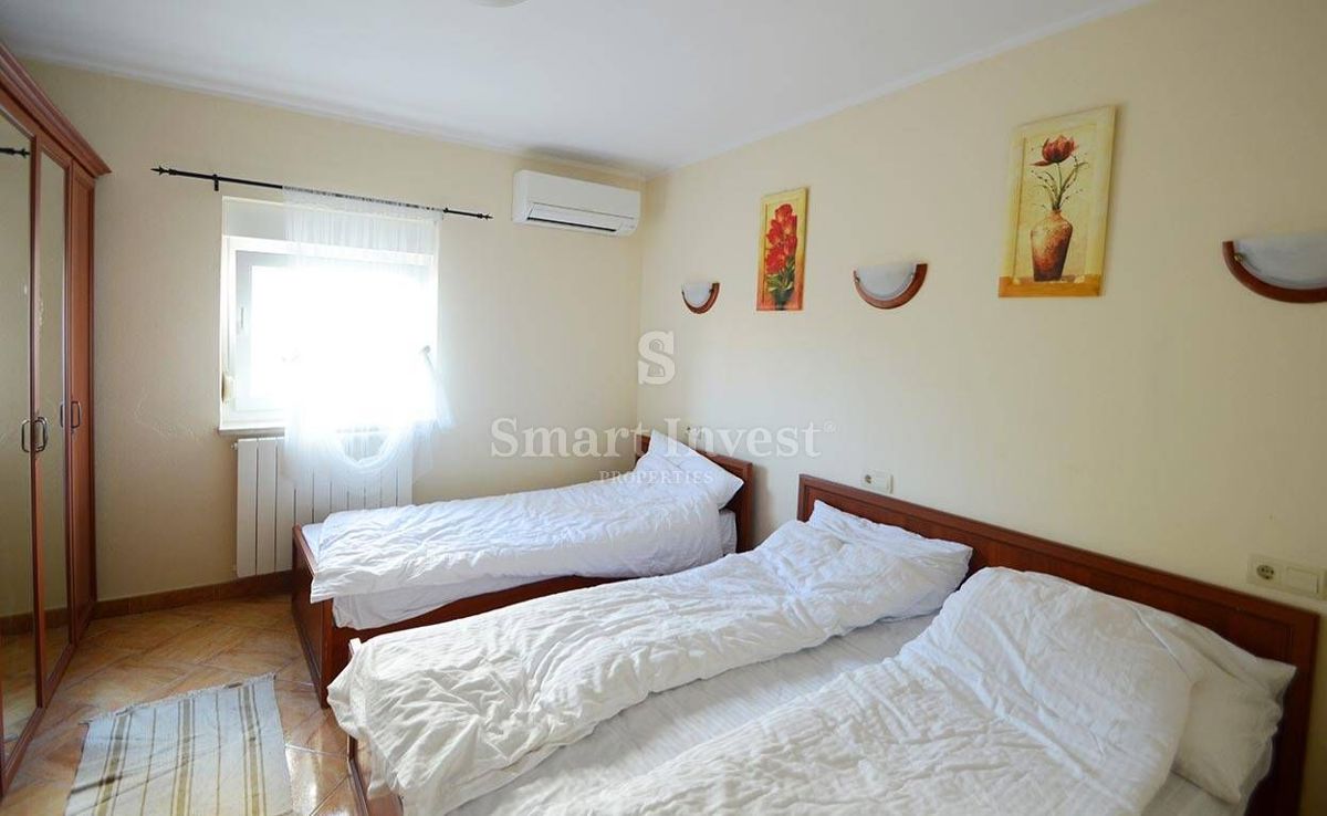 ISTRA - MEDULIN, Apartmajska hiša z bazenom in pogledom na morje - 400 m do morja!