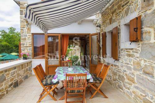 ISTRIA, TWO TRADITIONAL HOUSES WITH POOL IN CENTRAL ISTRIA