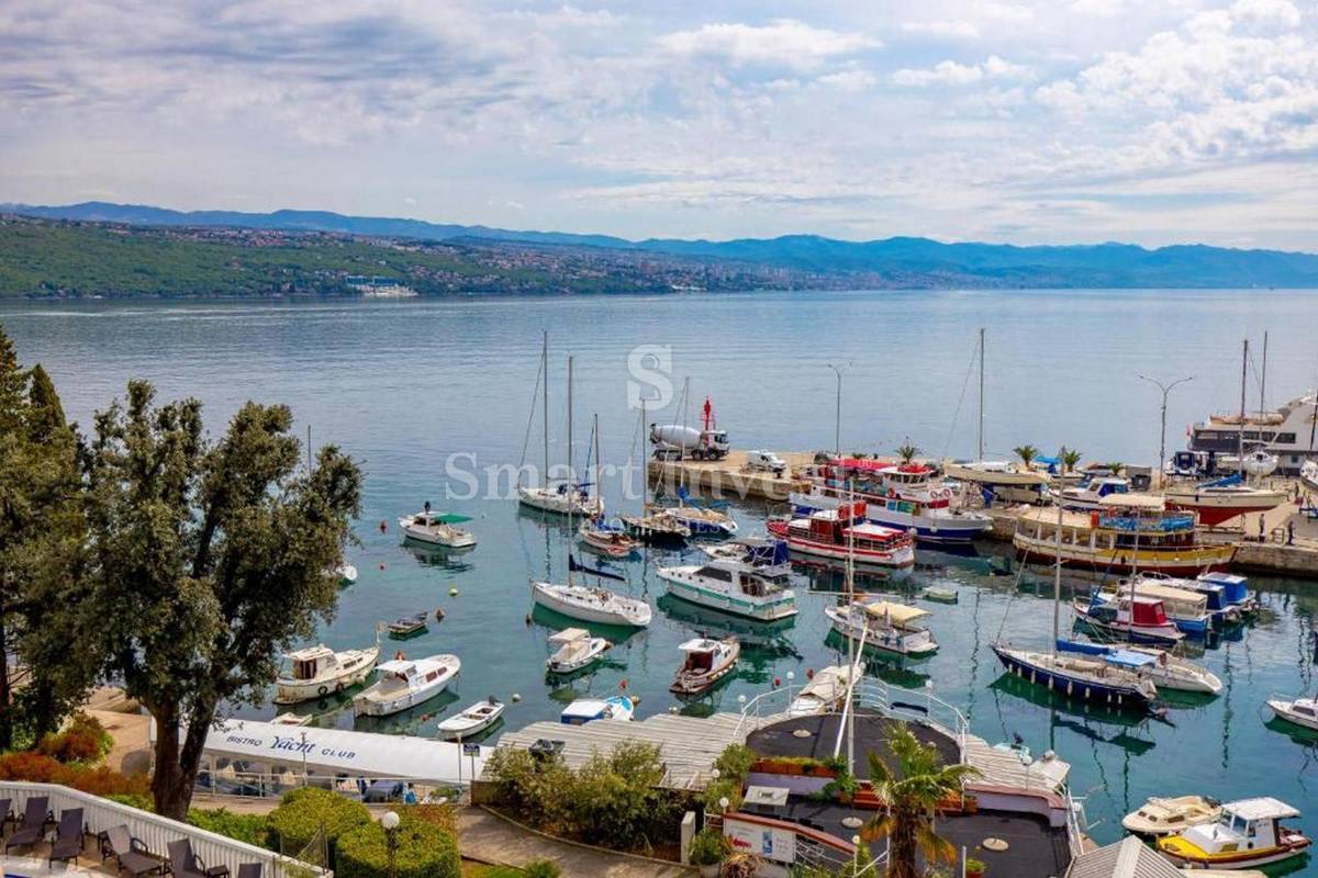 OPATIJA - CENTER, Prenovljeno stanovanje prva vrsta do morja prodamo