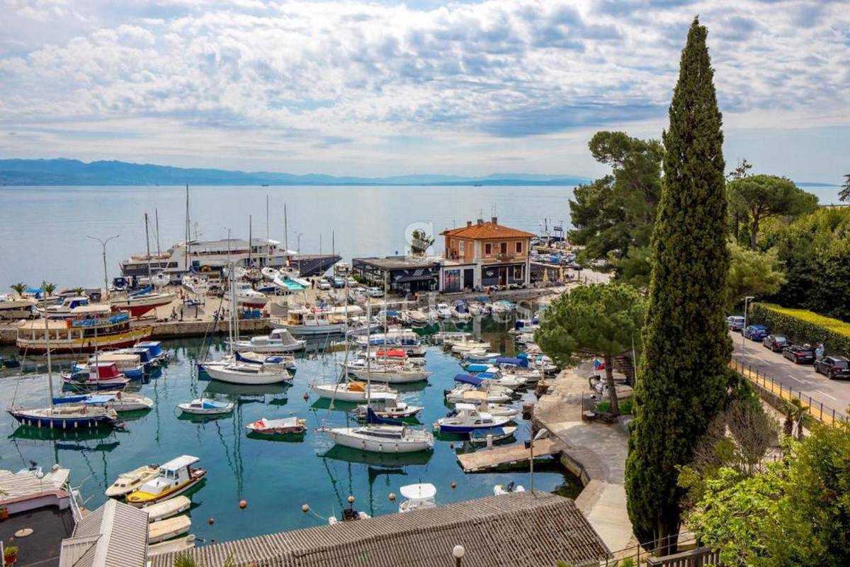 OPATIJA - CENTER, Prenovljeno stanovanje prva vrsta do morja prodamo