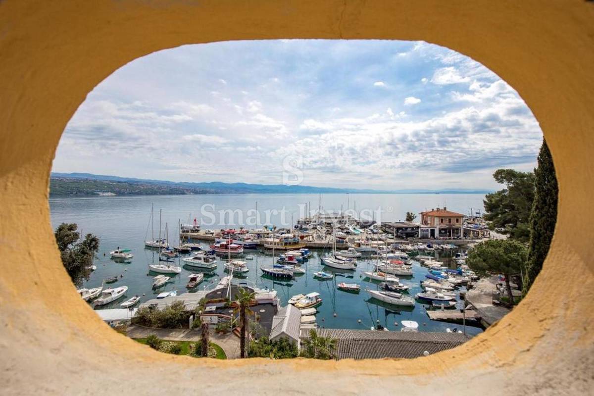 OPATIJA - CENTER, Prenovljeno stanovanje prva vrsta do morja prodamo