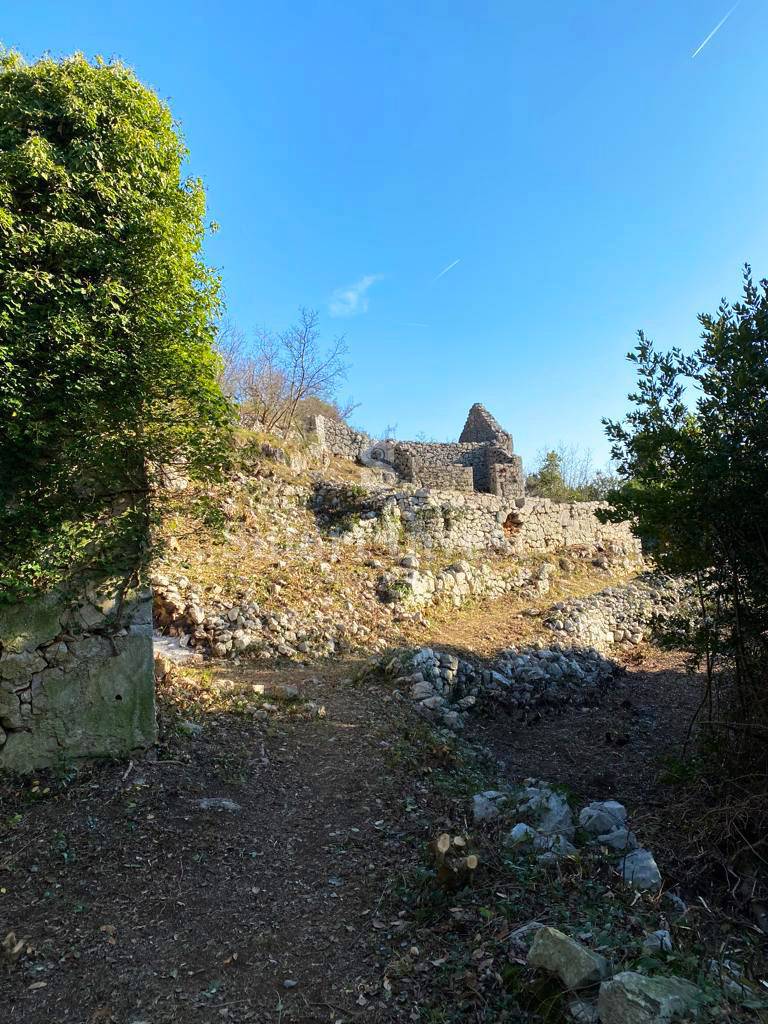 OPATIJA RIVIERA, Land of 3.282 m2 with 7 ruin stone houses and panoramic sea view